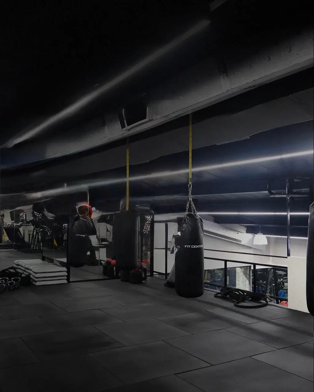 Zona de boxeo e instalaciones profesionales con iluminación industrial