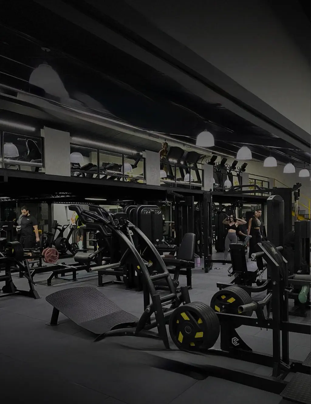 Sala de máquinas y racks industriales del gimnasio
