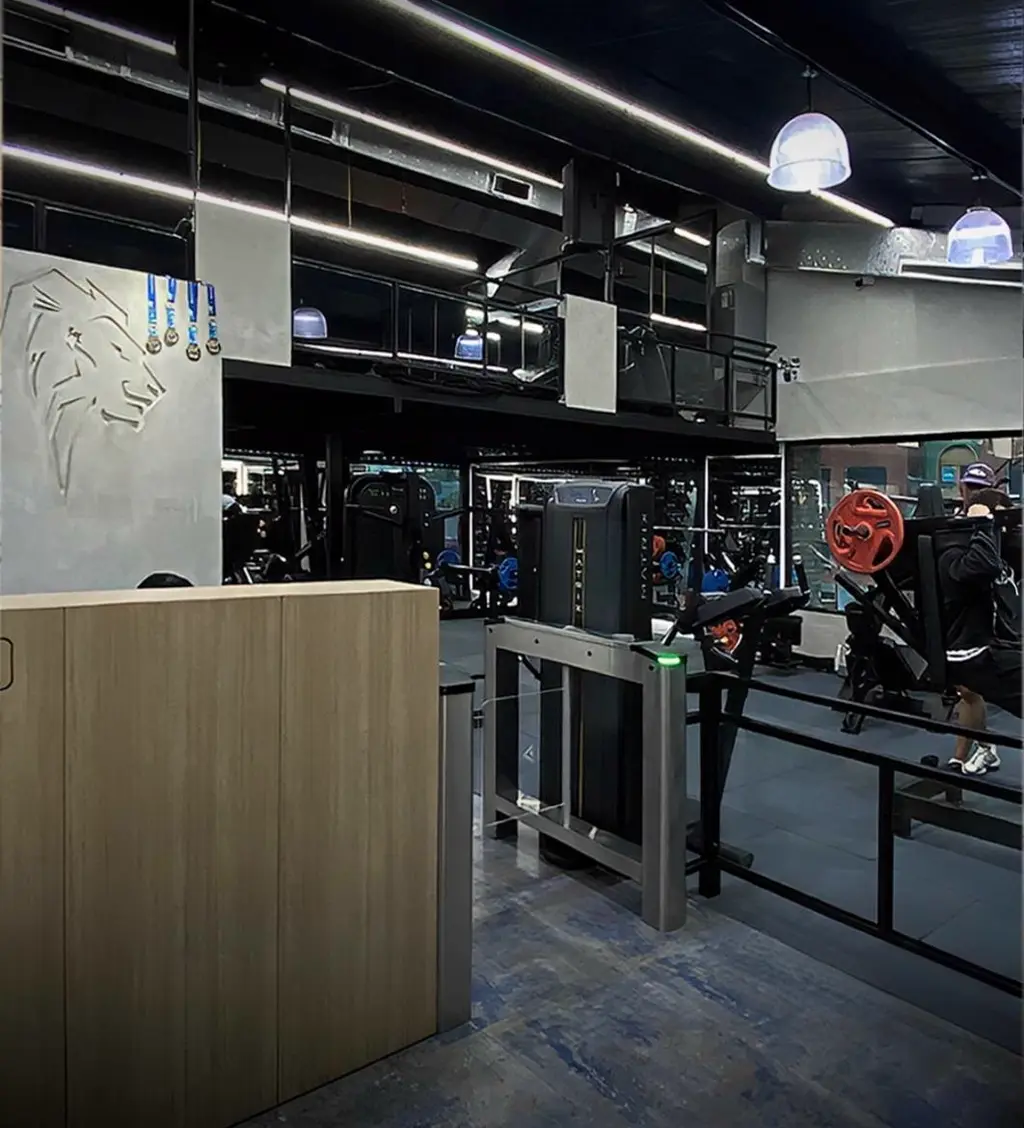 Zona híbrida de acondicionamiento y cardio en penumbra