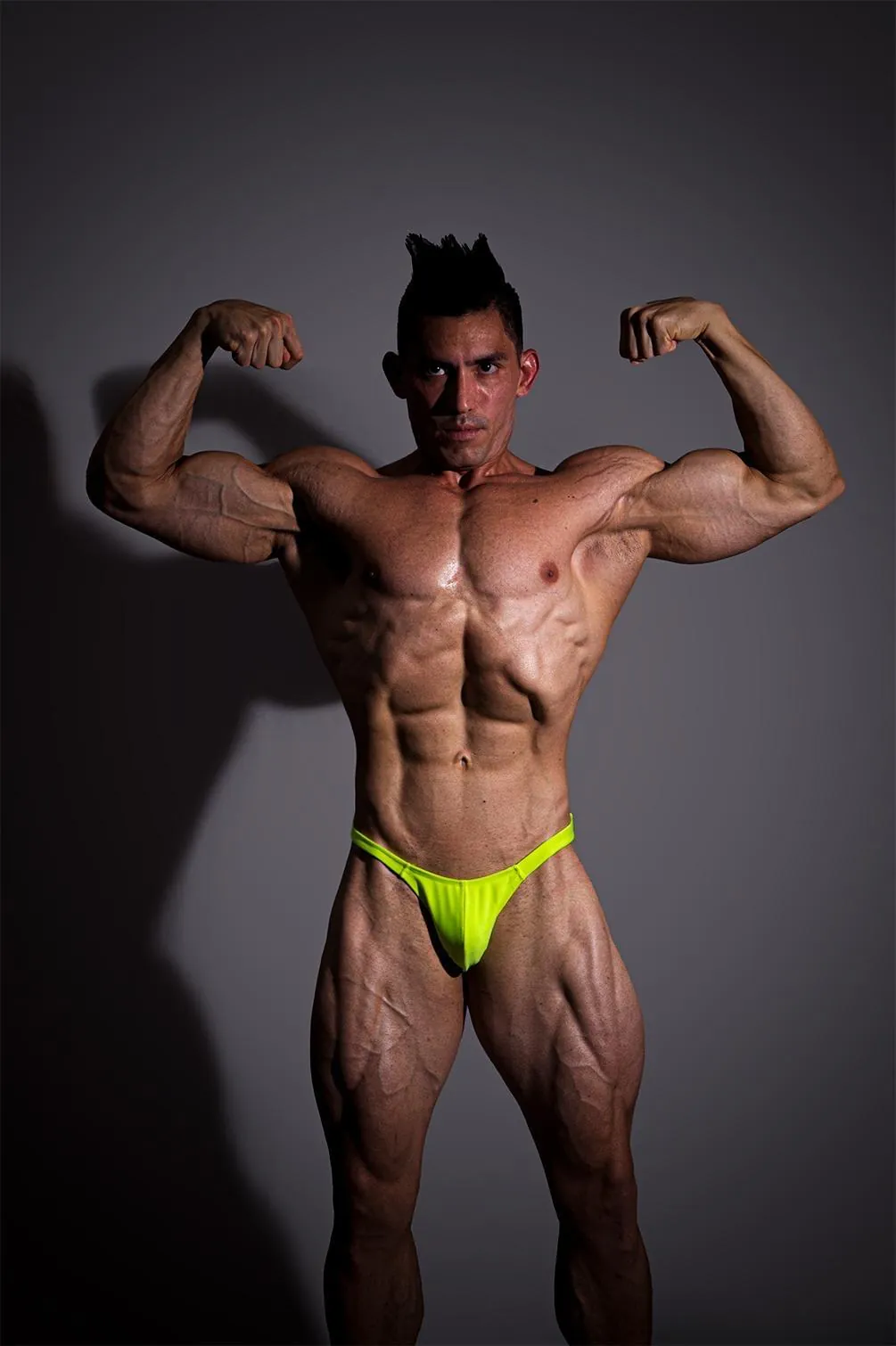 Coach Robert entrenando fuerza funcional, retrato en alto contraste